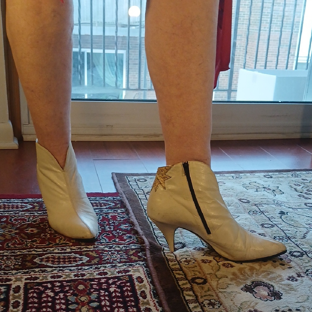 Elegant Cream Via Spiga boots